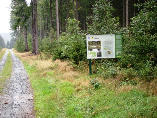 Schild am Wegesrand