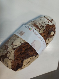 Newsniöld - Ein schmackhafter Brotlaib ummantelt mit einem Papierbanner, beschriftet mit Naturpark-Brot Foto: Kathrina Ziganki