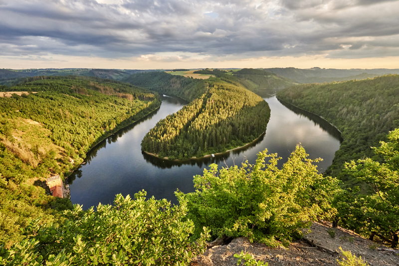 Florian Trykowski, Regionalverbund Thüringer Wald e.V. Die Saale schlängelt sich zwischen bewaldeten Steilhängen