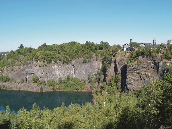 Felswände und Schiefersee am Technischen Denkmal in Lehesten