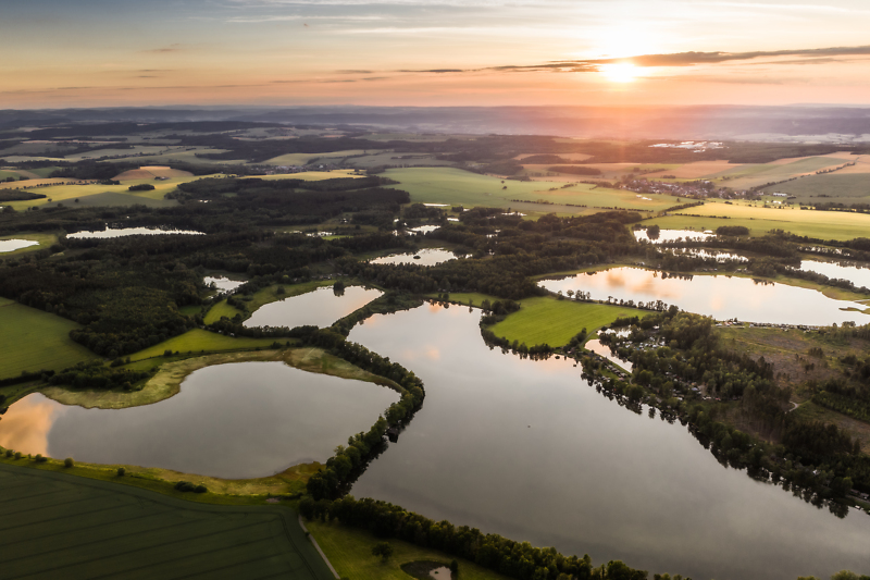 Luftaufnahme von Teichlandschaft bei Sonnenuntergang