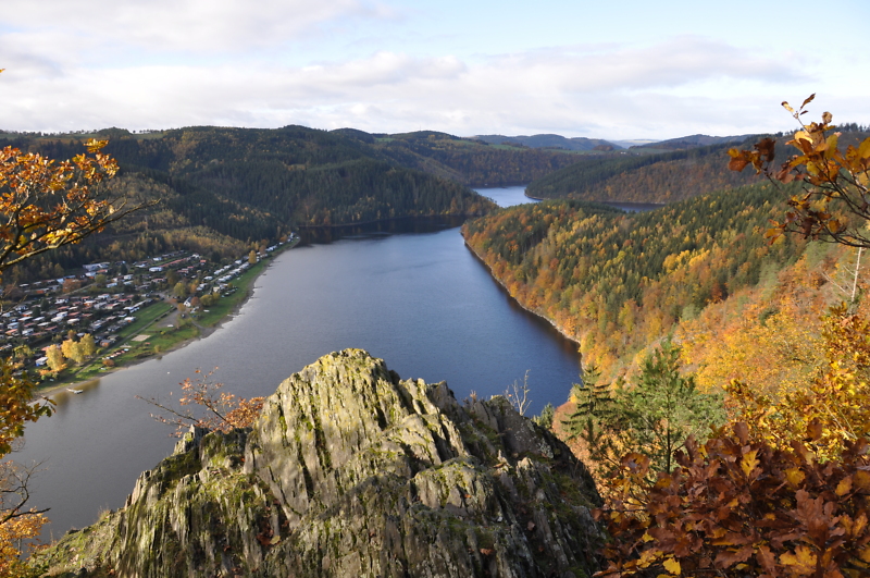 Blick vom Bockfelsen auf den Hohenwartestaussee im Herbst