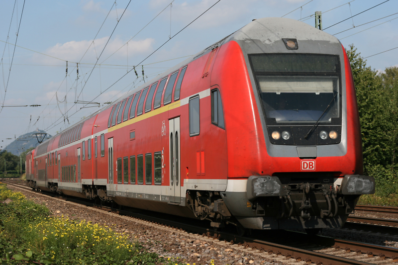 Ein Regionalzug der Deutschen Bahn fährt an.