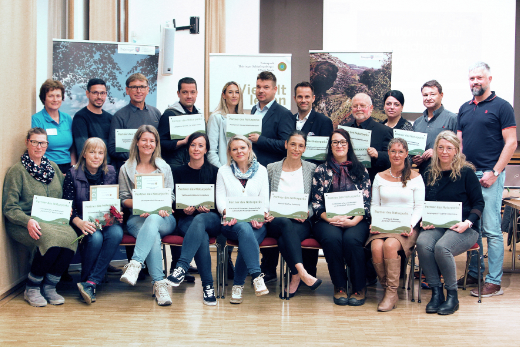 Naturpark-Partner Gruppenbild. Alle halten ihre Urkunde und Schild "Naturpark-Partner" in die Kamera.