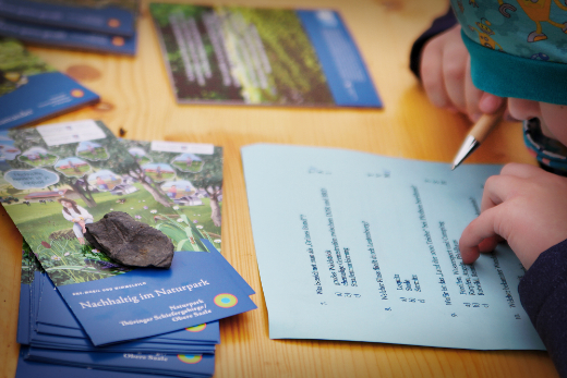 Schulkind beim Aussfüllen des Naturpark-Quiz’s