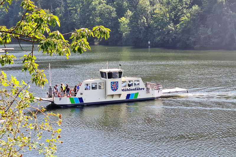 Die Mühlenfähre überquert die Saale auf dem Hohenwartestausee.