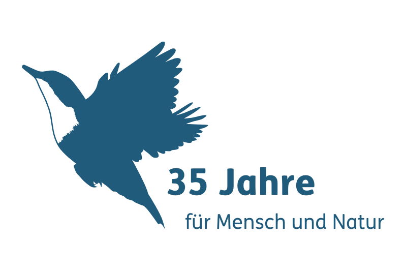 Naturpark-Verwaltung Thüringer Schiefergebirge/Obere Saale Abbildung einer Wasseramsel im Flug. Daneben steht: 35 Jahre Naturpark. für Mensch und Natur.