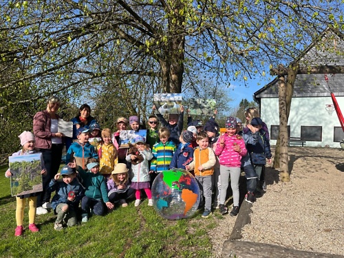 Kindergartenkinder und Erziehende in Lehesten lächeln in die Kamera und freuen sich über die zukünftige Kooperation mit der Naturpark-Verwaltung als Naturpark-Kindergarten.